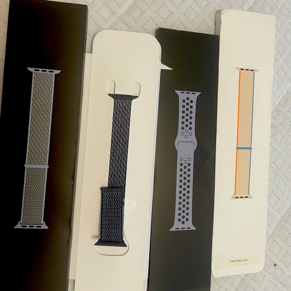 Múltiples sets of Apple Watch bands diferente colors and materials. Original